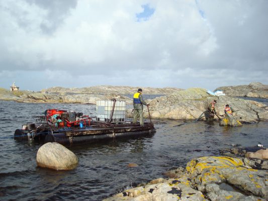 Tank cleaning, suction from a valve