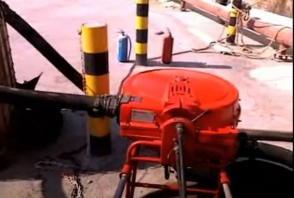Clean out of debris laden sludge from machines by circulation